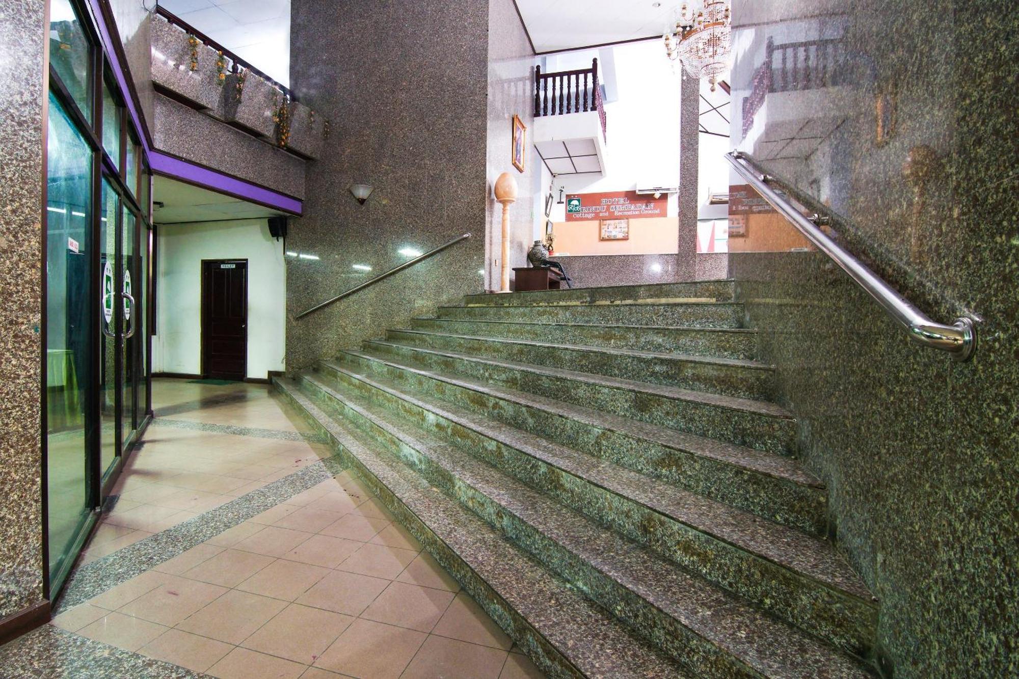Oyo 92330 Hotel Rindu Sempadan Near Taman Wisata Rindu Sempadan プカンバル エクステリア 写真